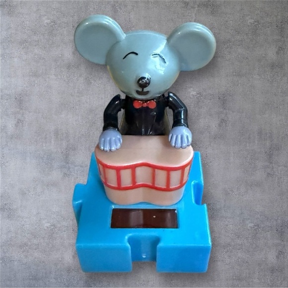 Solar Powered Dancing Figures - Picture 10 of 12